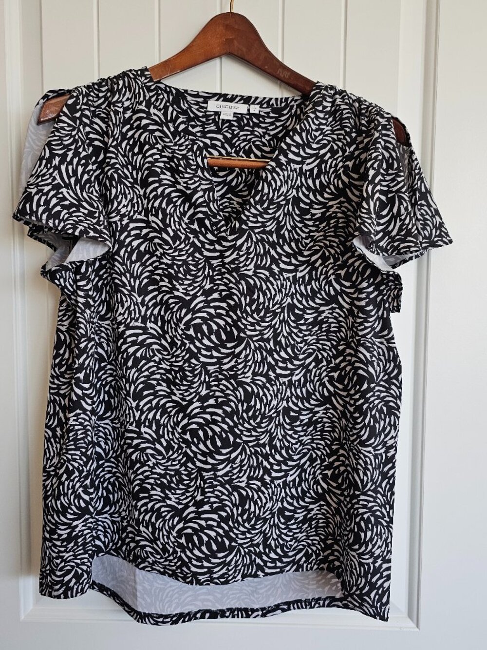 Black & White Blouse, Abstract Swirl, Flutter Sleeves - Chicos Size 1 (Med 8/10)